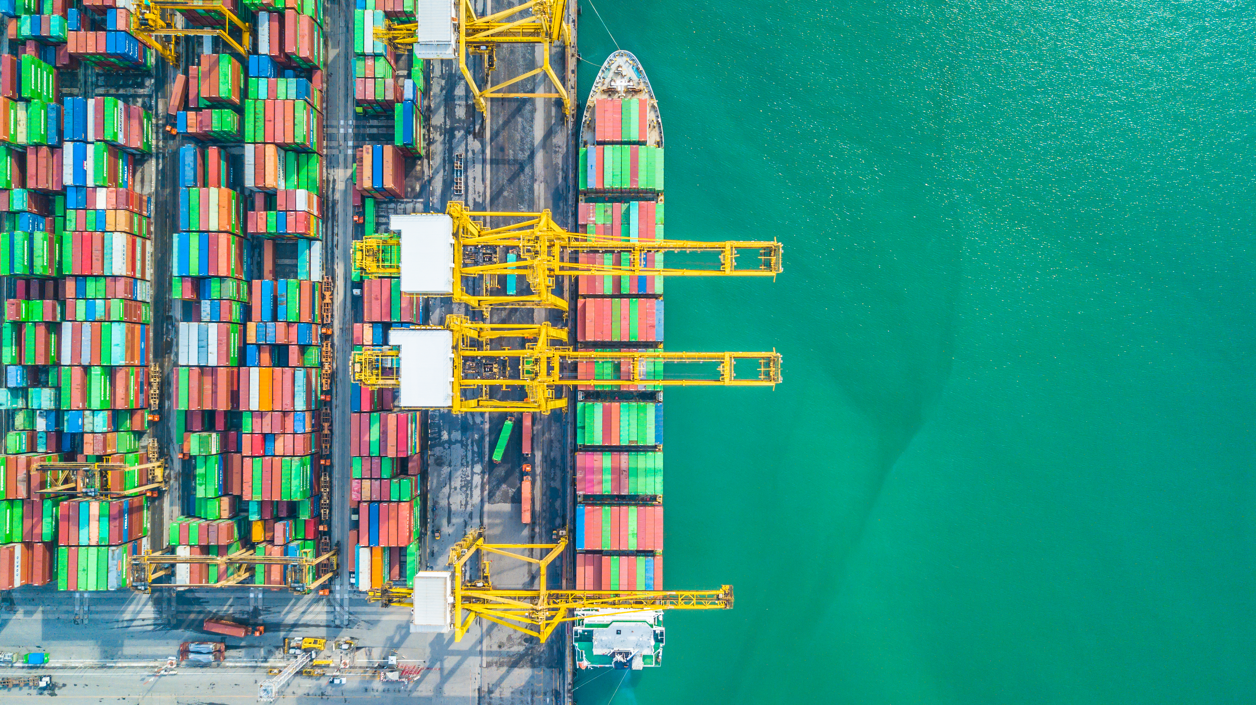 空中俯视集装箱货船，集装箱货船在公海上的国际商务进出口物流和运输。